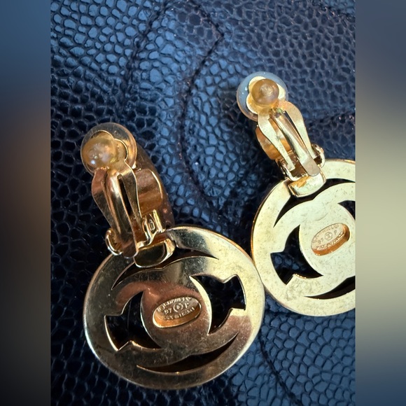 LOT 1728 24K gold plated CHANEL vintage turn lock dangle clip on earrings - Picture 4 of 9